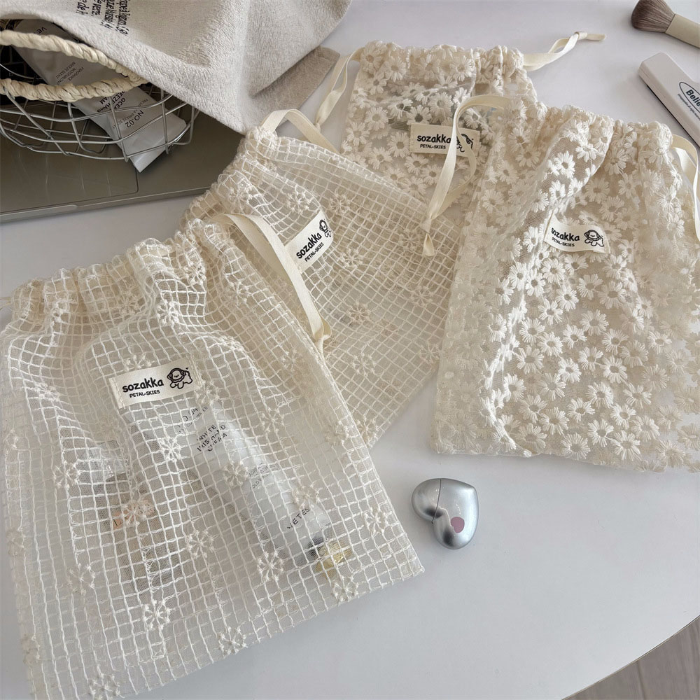 Travel Accessories Organizer Bag - レース刺繍デイジーメッシュ巾着メイクアップバッグ夏旅行用トイレタリー下着靴下オーガナイザー収納ポーチアクセサリー用